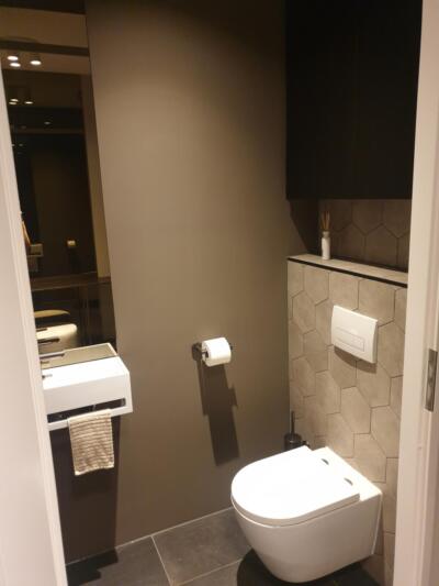 Een brons gekleurde spiegel in een toilet