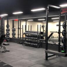 Grote spiegel in een fitnessruimte