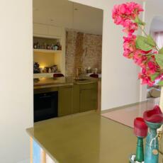 Bronzen spiegel geplakt aan de muur