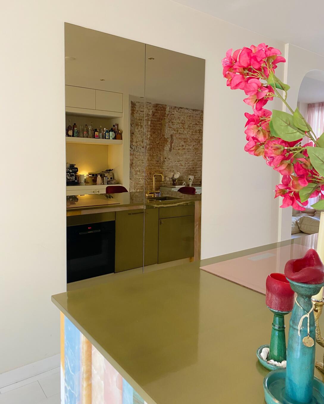 Bronzen spiegel geplakt aan de muur