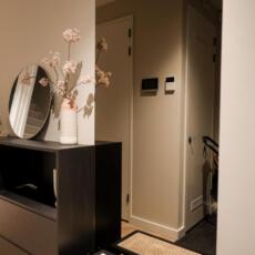 Een brons gekleurde spiegel in een hal