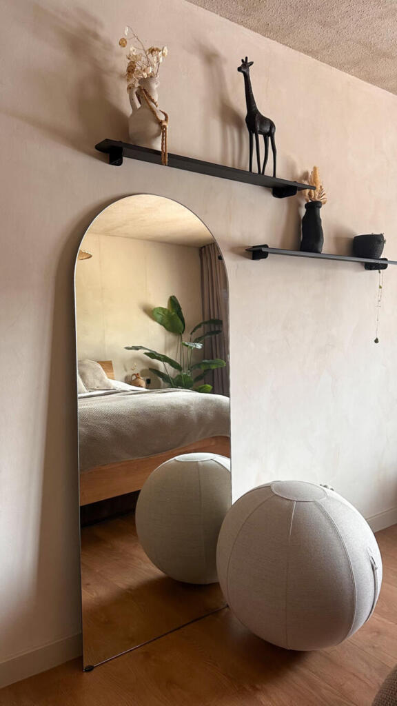 Staande toogspiegel in een slaapkamer