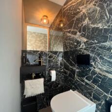 Spiegel in de toiletruimte geplaatst