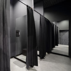 Paskamerspiegel aan de wand geplakt