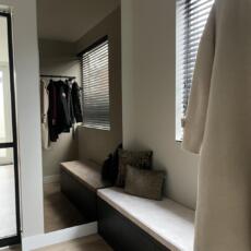 Gekleurde spiegel hangend aan de muur in de gang