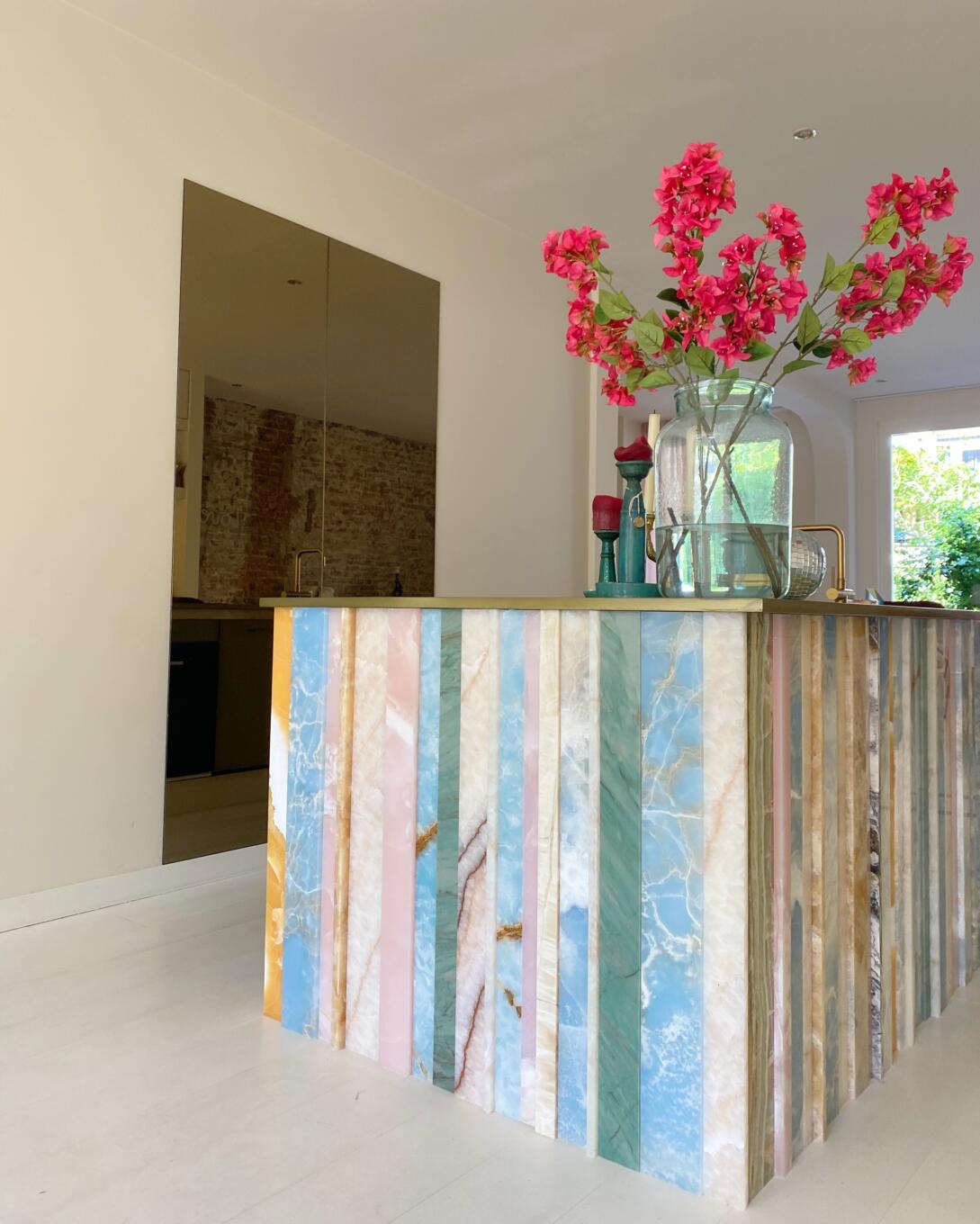 Bronzen plakspiegel in de keuken