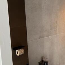 Lange hoge spiegel in een toiletruimte