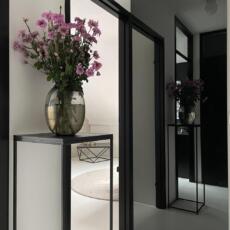 Een grijs uitgevoerde moderne spiegel