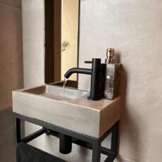 Kleine spiegel in een toiletruimte