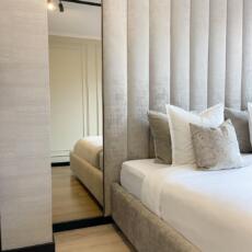 Lange spiegel verzilverd, hangend in de slaapkamer