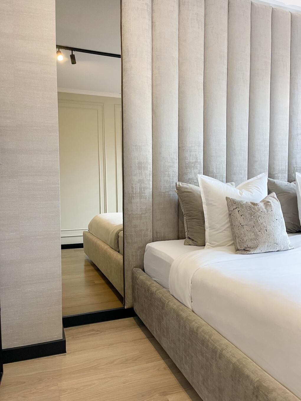 Lange spiegel verzilverd, hangend in de slaapkamer