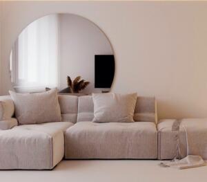 Ronde spiegel in de woonkamer verzilverd