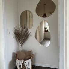 Organische spiegels hangend aan de muur, brons gekleurd