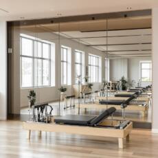 Spiegelwand op maat in een pilateszaal
